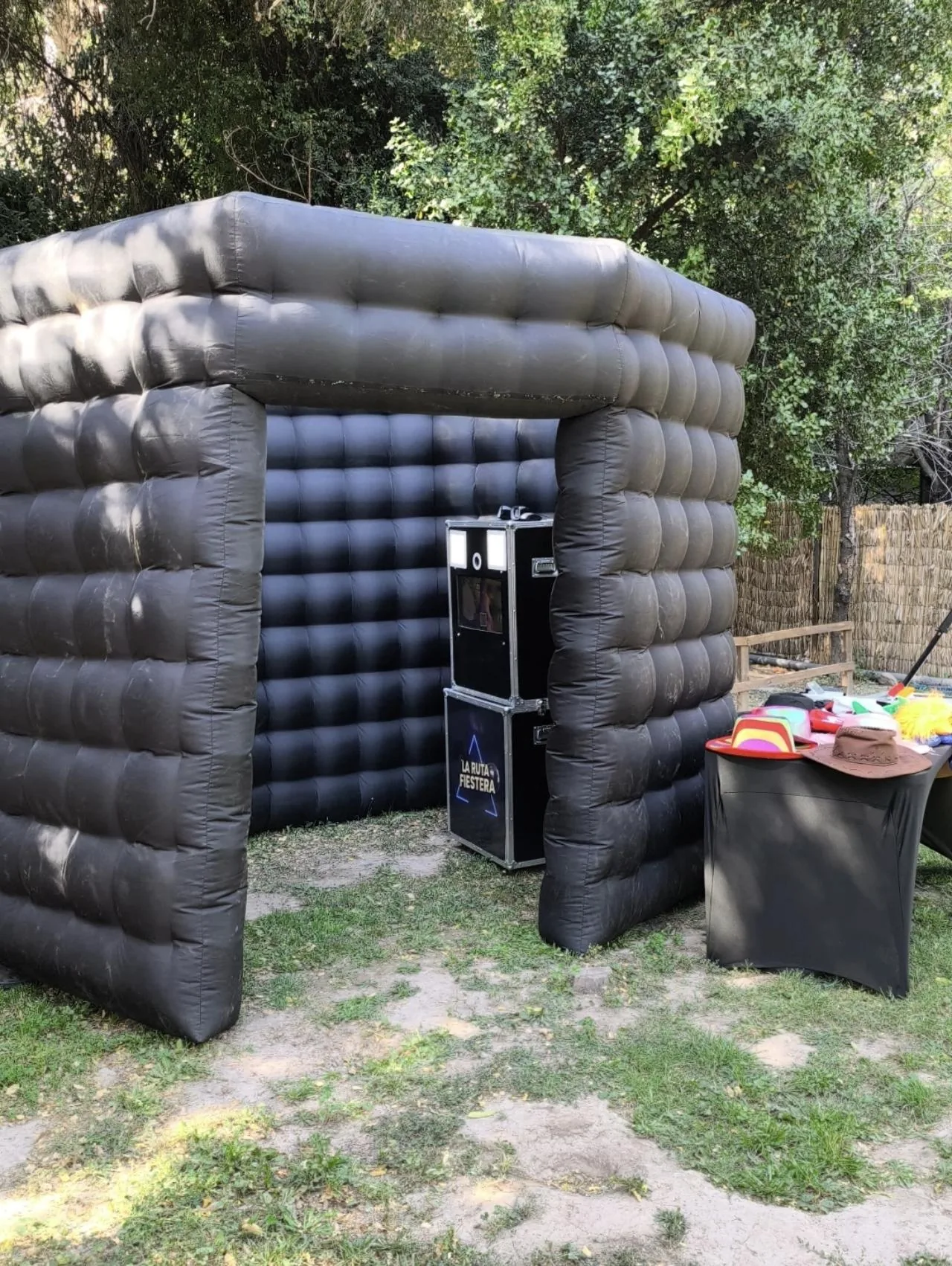 Cabina inflable de fotos instalada durante una celebración