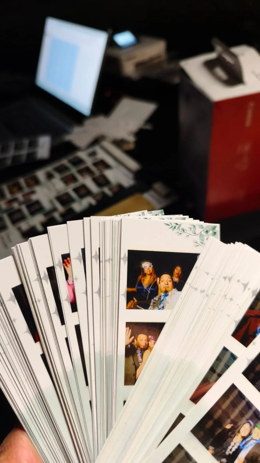Tiras de fotos impresas de invitados, listas para llevarse como recuerdo de la celebración