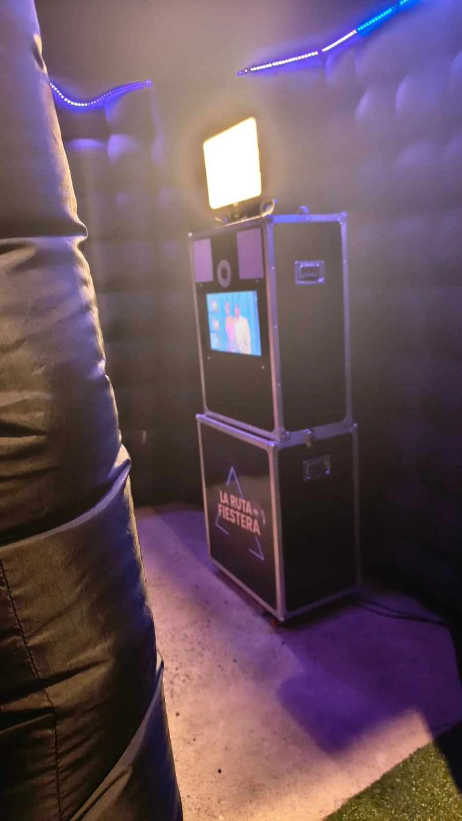 Tótem fotográfico de La Ruta Fiestera con luz instalada dentro de la cabina inflable