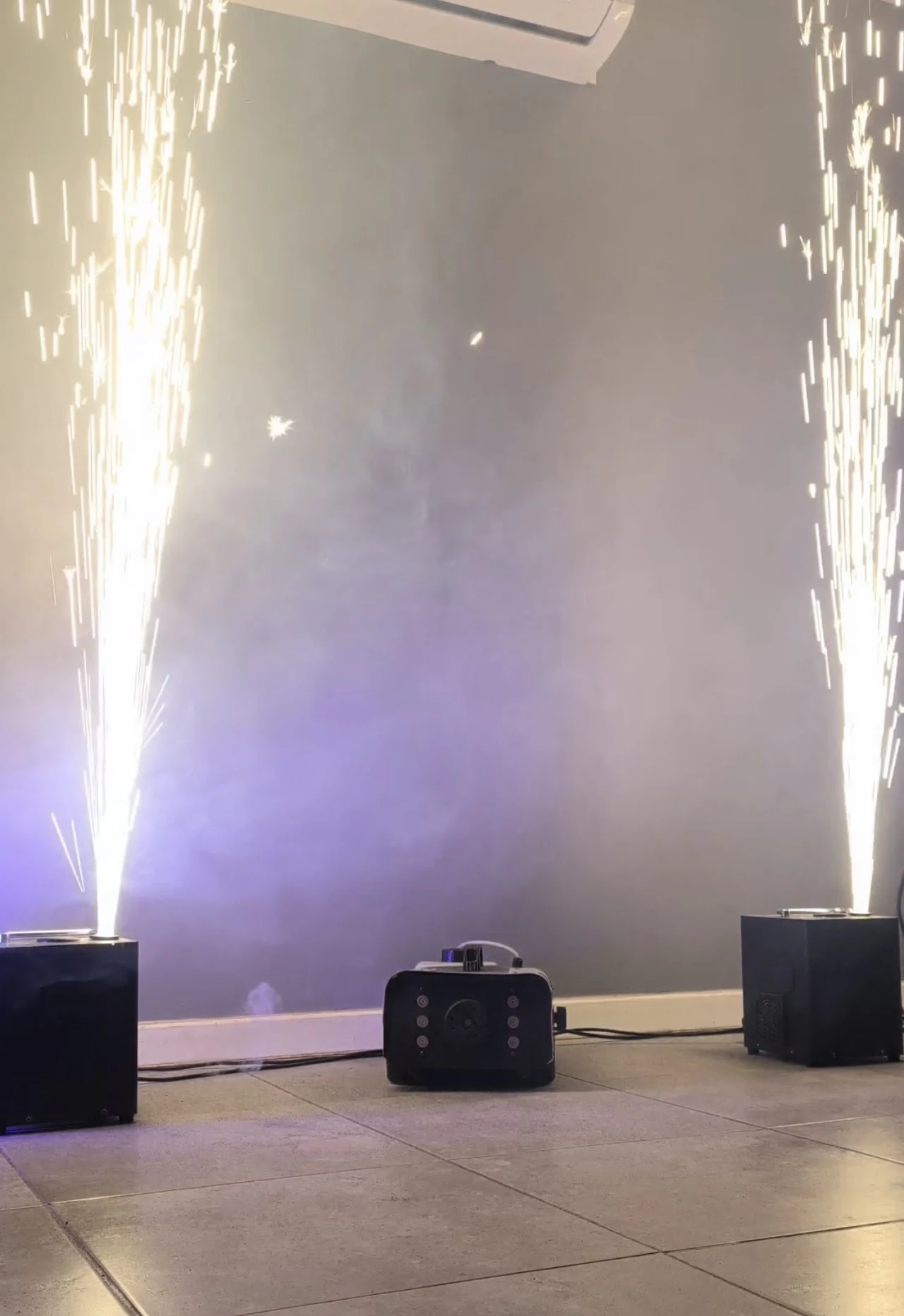 Equipos reales de chispas frías y humo durante un evento