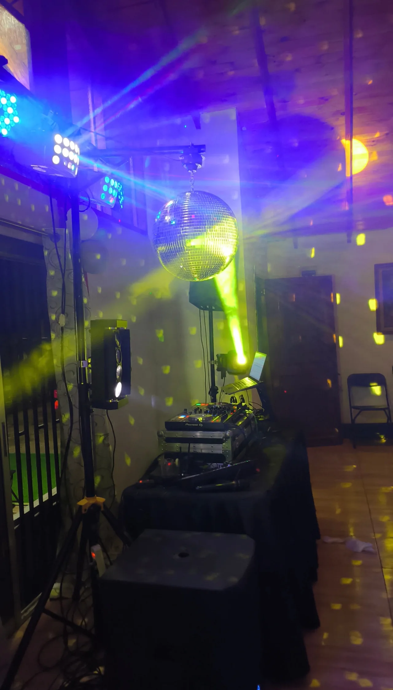 Consola de DJ, bola disco y luces de colores en el montaje de La Ruta Fiestera