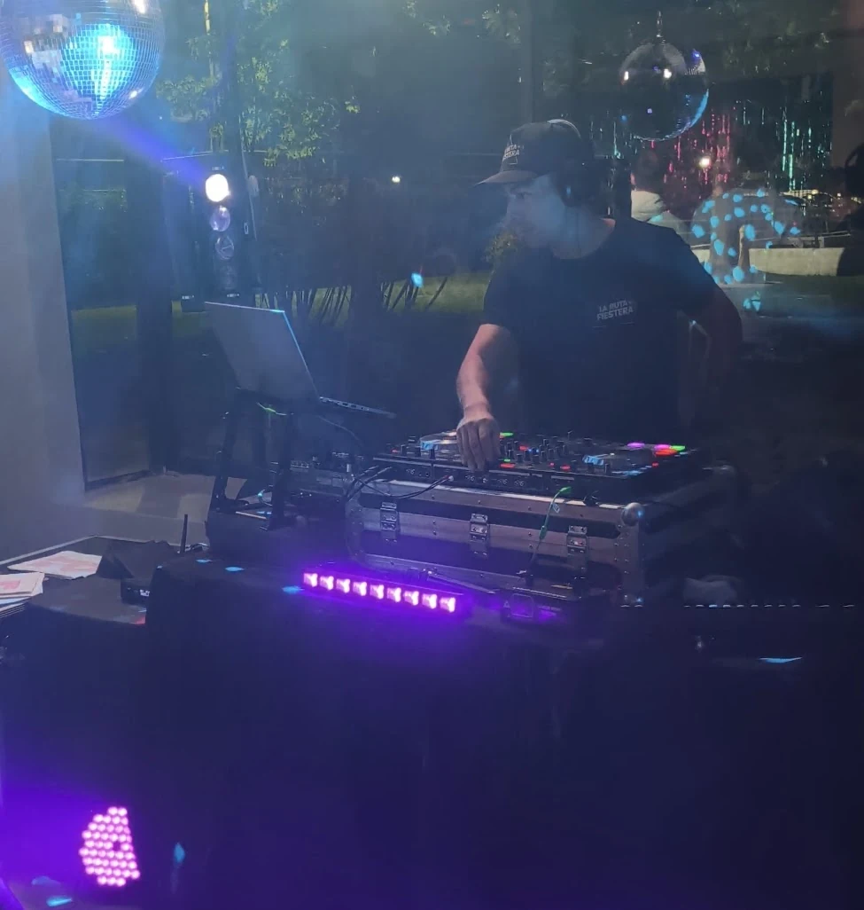 DJ de La Ruta Fiestera trabajando durante una celebración