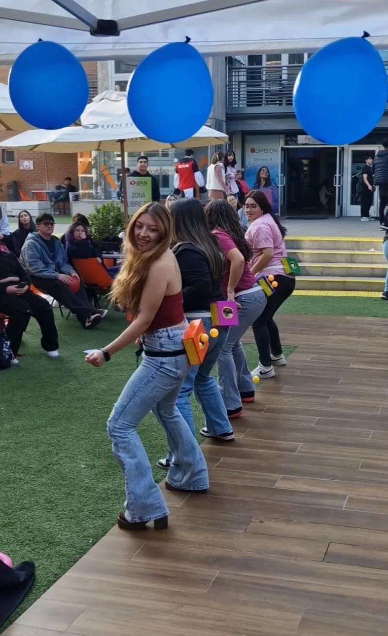 Participantes en un juego con pelotas durante una celebración al aire libre